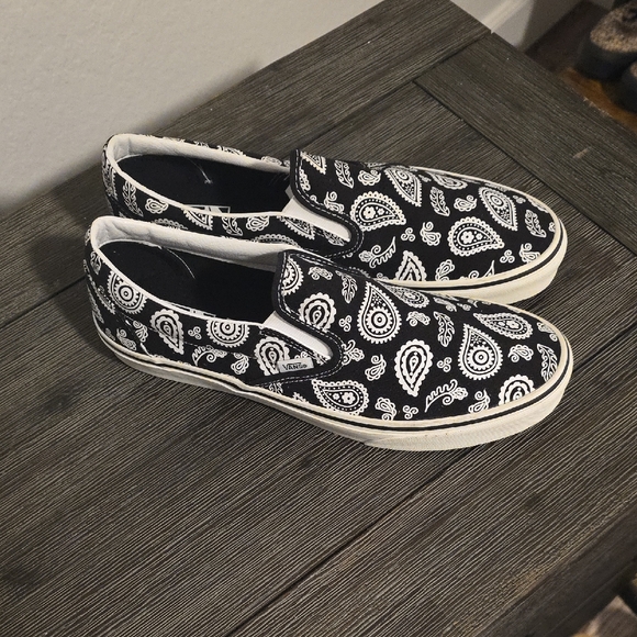 NWT Brand New Vans Black And White Paisleys Slip On Shoes. Various Sizes